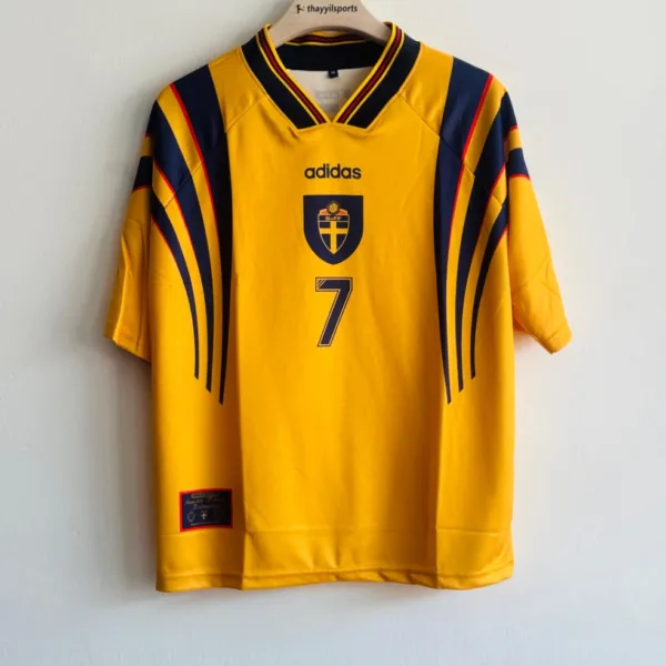 SWEDEN 1996-97 HOME KIT LARSSON FIVESLEEVE